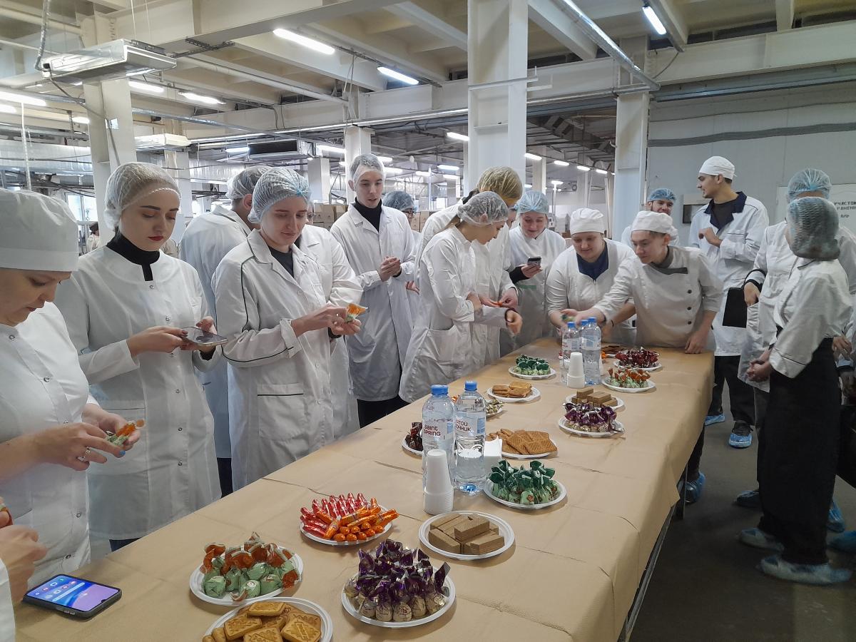 Будущие технологи посетили с экскурсией Саратовскую кондитерскую фабрику Фото 4