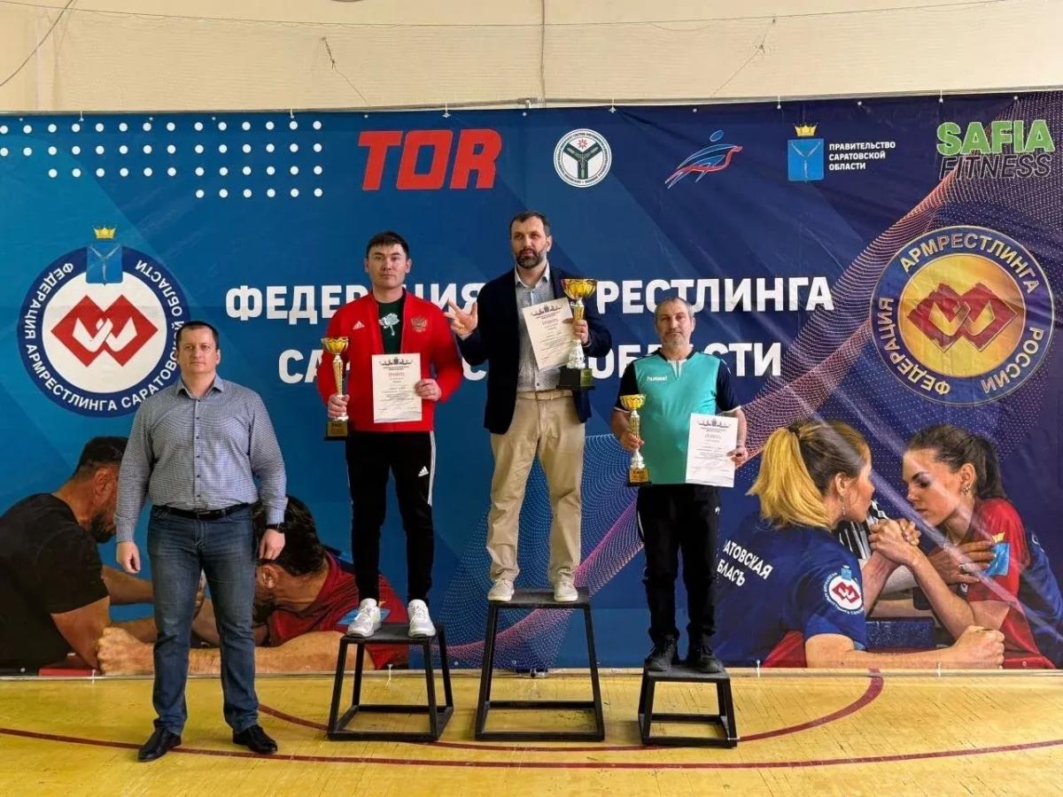 Студенческая сборная Вавиловского университета взяла серебро на универсиаде по армрестлингу Фото 1