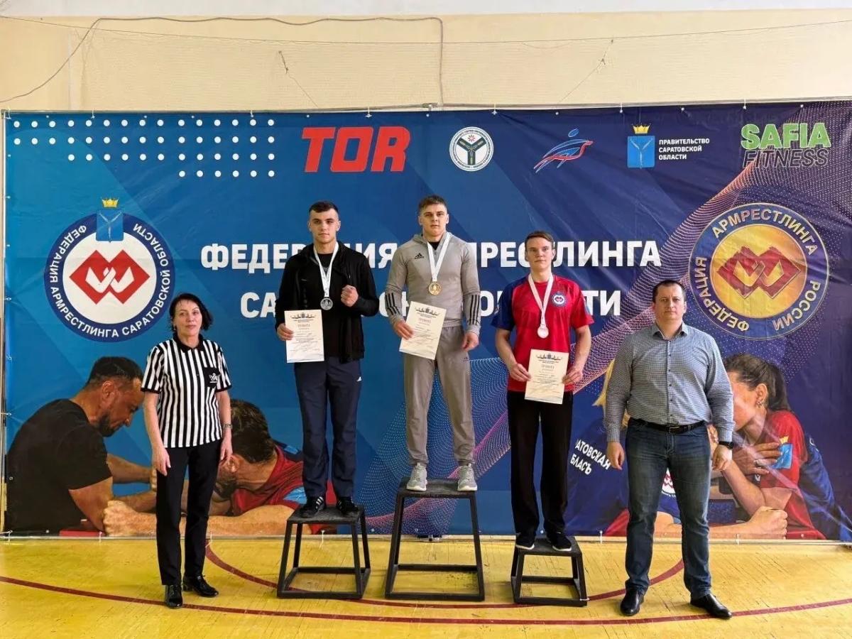 Студенческая сборная Вавиловского университета взяла серебро на универсиаде по армрестлингу Фото 2