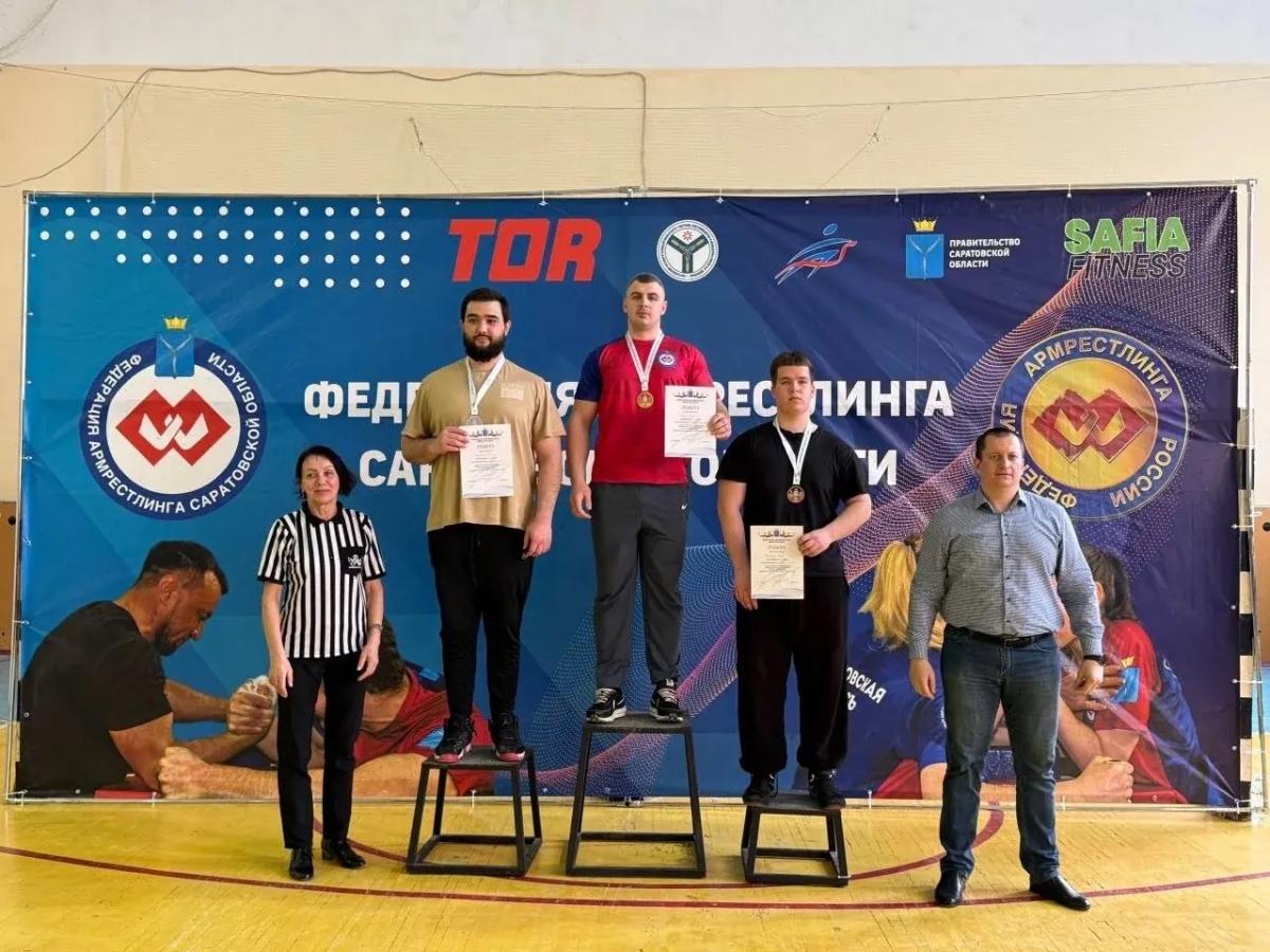 Студенческая сборная Вавиловского университета взяла серебро на универсиаде по армрестлингу Фото 3