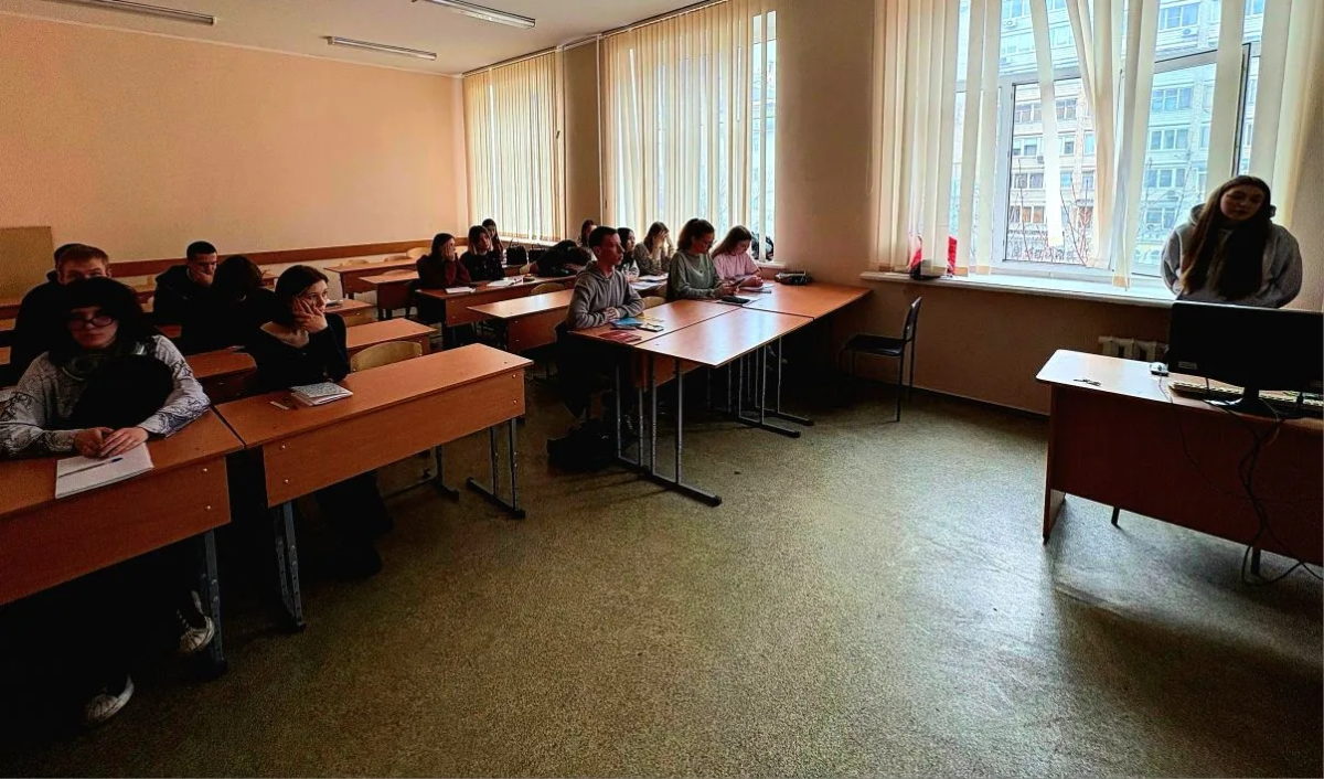 Учебное занятия для студентов колледжа Фото 1