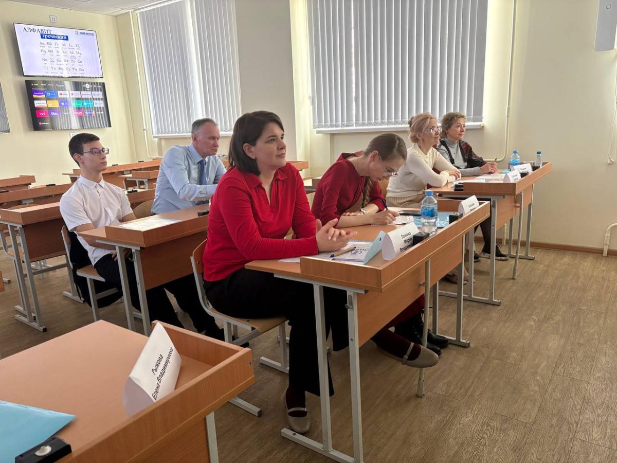 Преподаватели кафедры "Общеобразовательные дисциплины» в рамках профориентационной работы приняли участие в качестве экспертов в работе 22 Международной конференции "От школьного проекта - к профессиональной карьере" Фото 1