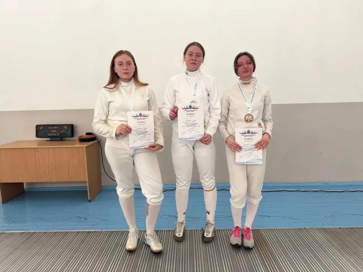Студентки Вавиловского университета – призеры и победители областной Универсиады по фехтованию