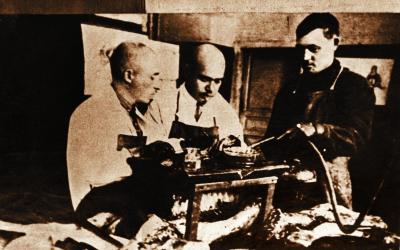Профессор Н.В. Ланда за работой в патологоанатомической лаборатории с аспирантами. 1928 г