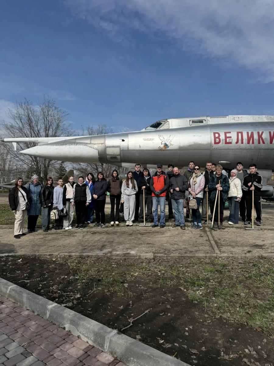 Преподаватели и студенты института агробизнеса приняли участие в городском субботнике Фото 2