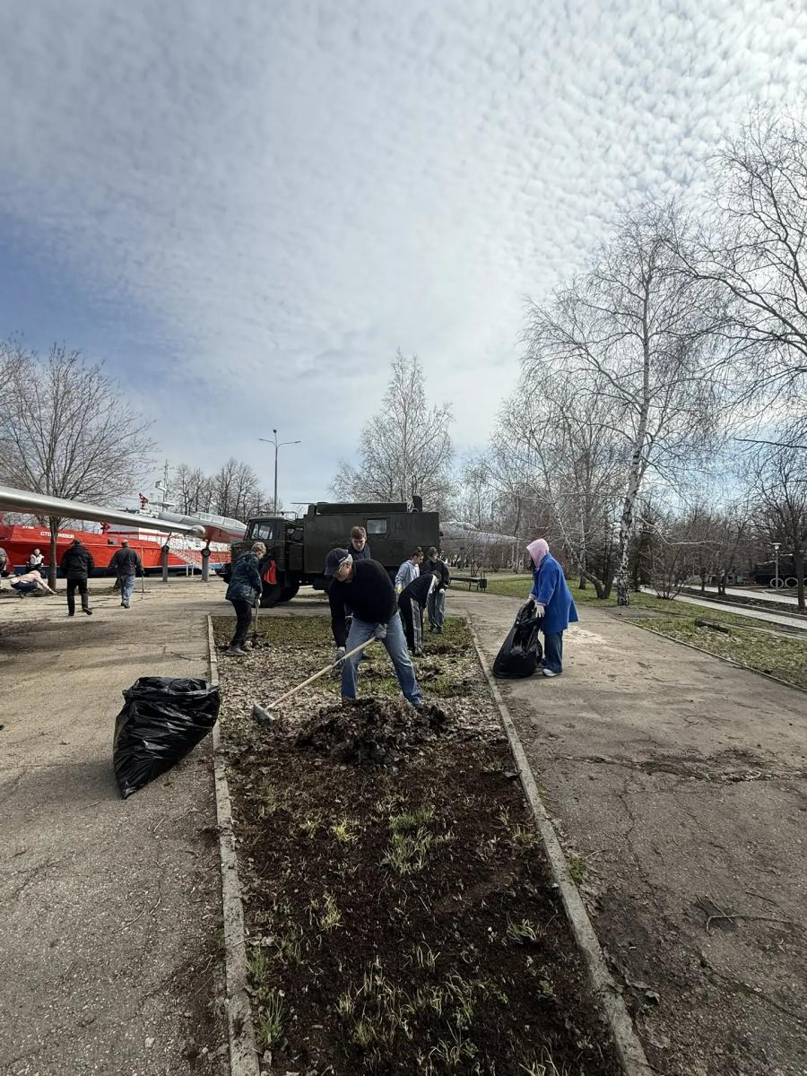 Преподаватели и студенты института агробизнеса приняли участие в городском субботнике Фото 4