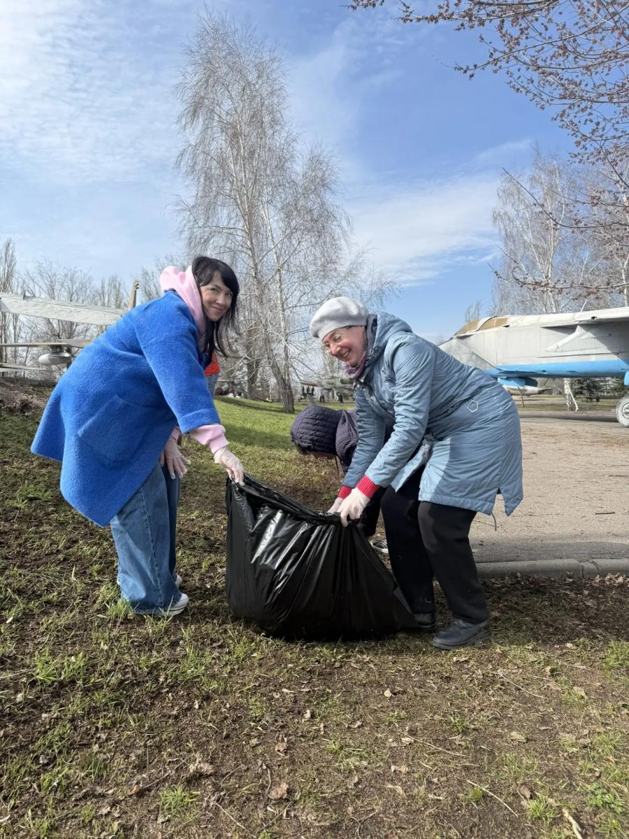 Преподаватели и студенты института агробизнеса приняли участие в городском субботнике Фото 5