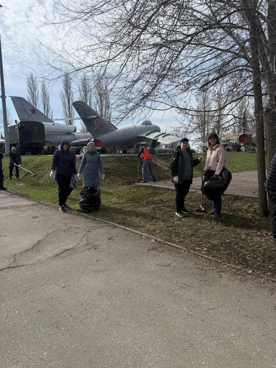 Преподаватели и студенты института агробизнеса приняли участие в городском субботнике Фото 6