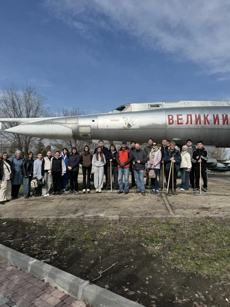 Преподаватели и студенты института агробизнеса приняли участие в городском субботнике
