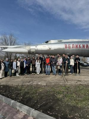 Преподаватели и студенты института агробизнеса приняли участие в городском субботнике
