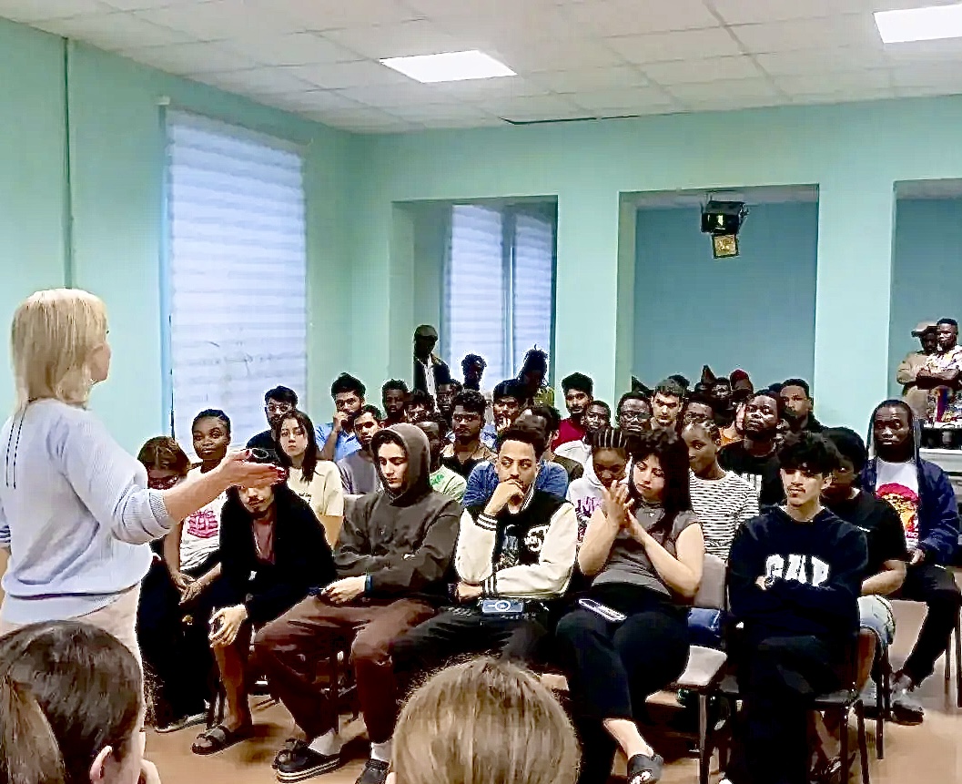 В общежитии университета прошло собрание с иностранными гражданами, на котором обсудили вопросы адаптации и правового сопровождения иностранных студентов, проживающих в общежитиях