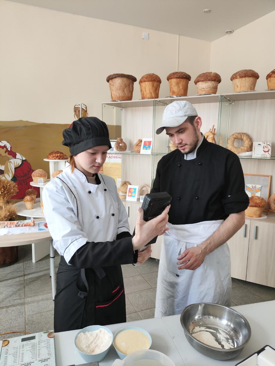Обучающиеся Финансово-технологического колледжа узнали секреты Саратовского калача на чемпионате высоких технологий Фото 4