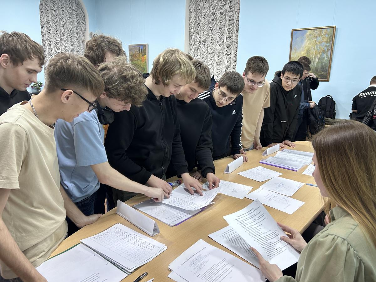 Студенты проверили свои знания в командной игре на космическую тематику Фото 11