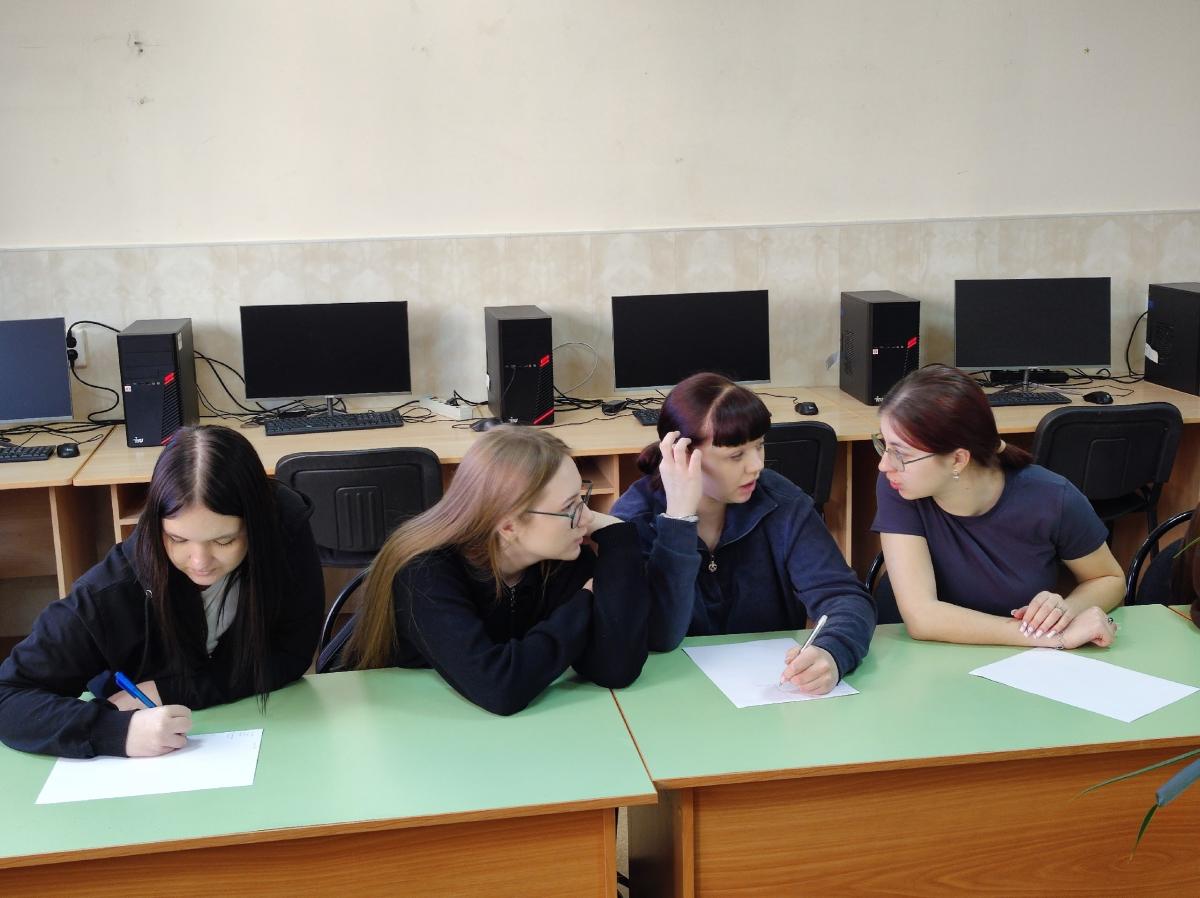 Мастер-класс «Экономический шторм» для обучающихся в рамках деловой программы IV Регионального чемпионата Высоких технологий Фото 2