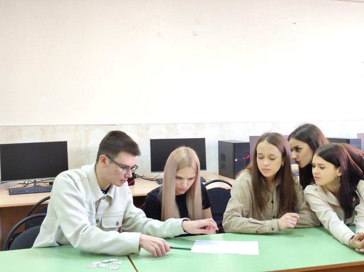 Мастер-класс «Экономический шторм» для обучающихся в рамках деловой программы IV Регионального чемпионата Высоких технологий Фото 3