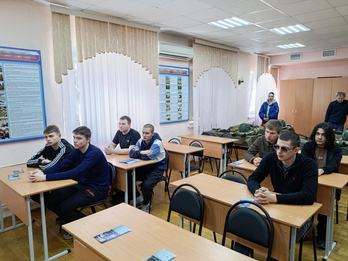 Студенты колледжей познакомились с начальной военной подготовкой в центре «Патриот» Фото 1