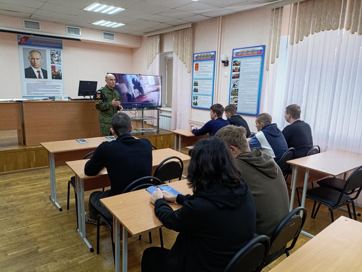 Студенты колледжей познакомились с начальной военной подготовкой в центре «Патриот» Фото 2