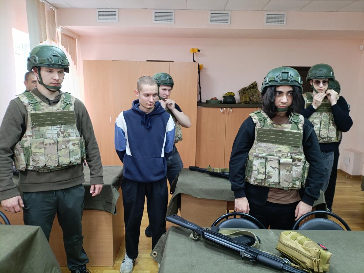 Студенты колледжей познакомились с начальной военной подготовкой в центре «Патриот» Фото 4