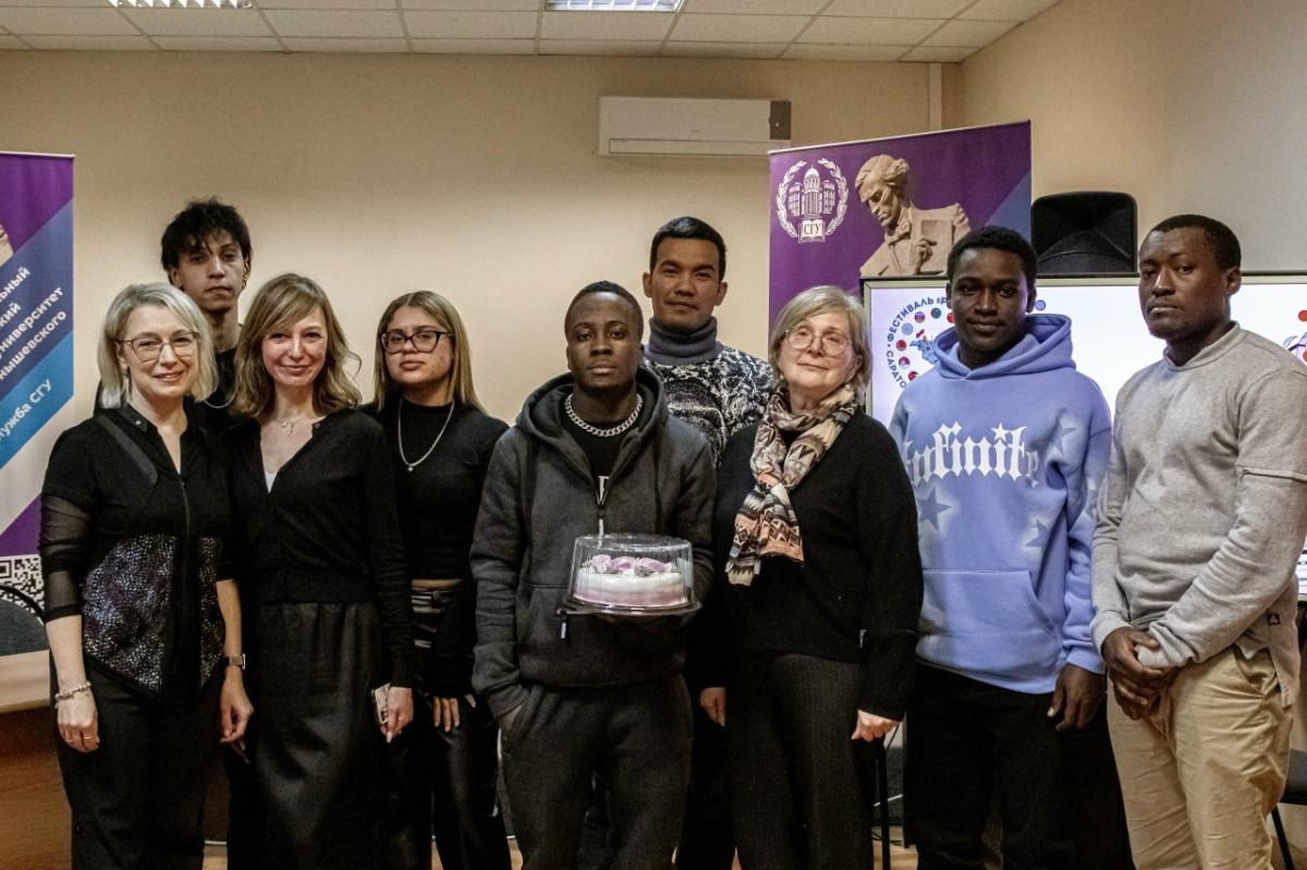 Иностранные слушатели и сотрудники института международных связей приняли участие в фестивале «РКИ в СГУ» Фото 1 Иностранные слушатели и сотрудники института международных связей приняли участие в фестивале «РКИ в СГУ» Фото 1