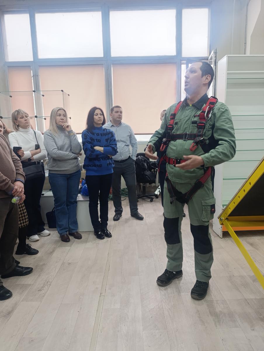 В Министерстве труда Саратовской области прошёл семинар "Работы на высоте» с Романом Сайфутдиновым - теория и практика в Саратове». Фото 1