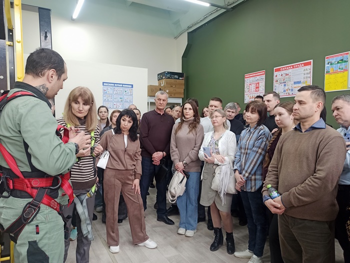В Министерстве труда Саратовской области прошёл семинар "Работы на высоте» с Романом Сайфутдиновым - теория и практика в Саратове». Фото 2
