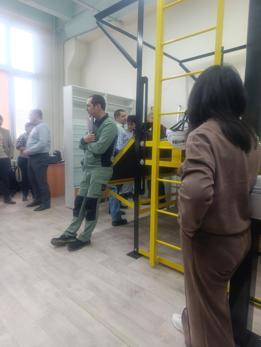 В Министерстве труда Саратовской области прошёл семинар "Работы на высоте» с Романом Сайфутдиновым - теория и практика в Саратове». Фото 3