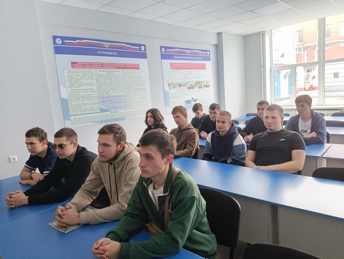 Экскурсия в  центр начальной военной подготовки "Патриот" Фото 1