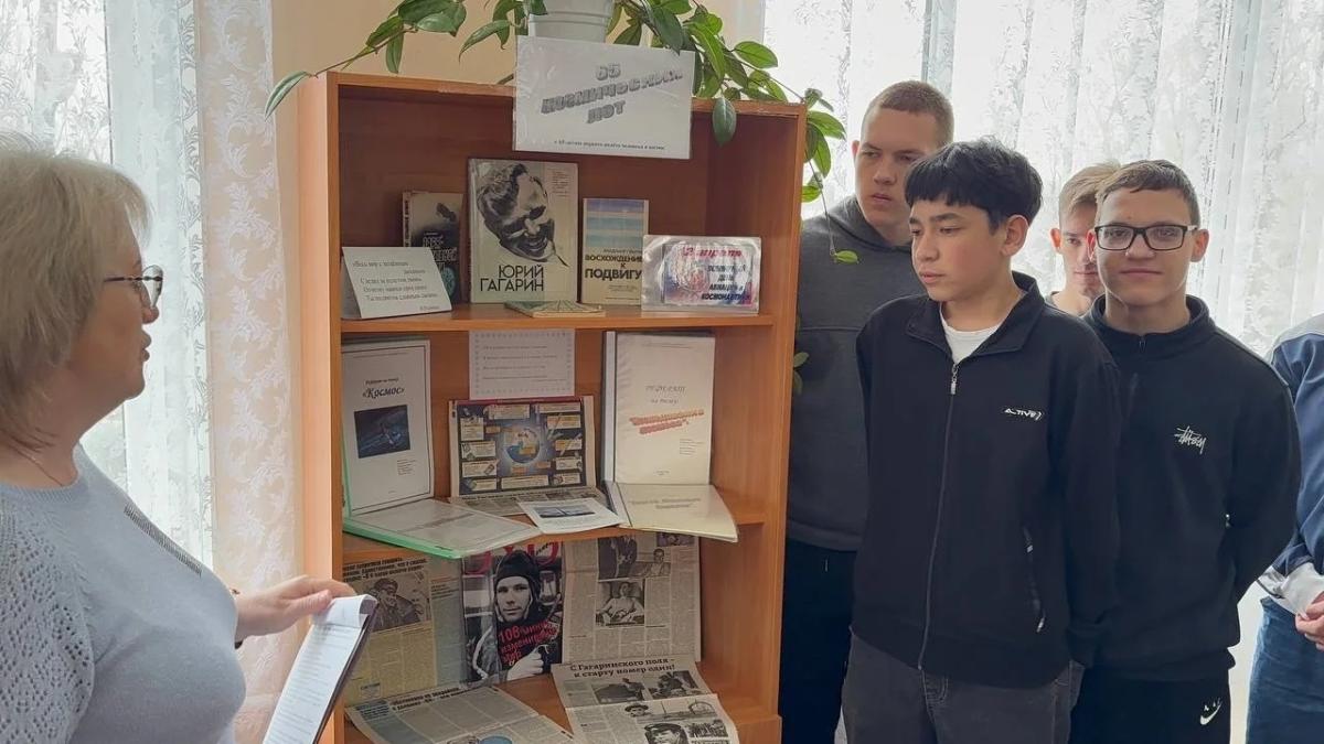 Книжная выставка "65 космических лет" приглашает в мир звезд! Фото 1