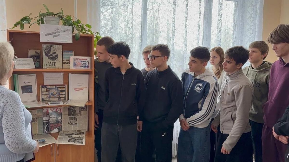 Книжная выставка "65 космических лет" приглашает в мир звезд! Фото 2