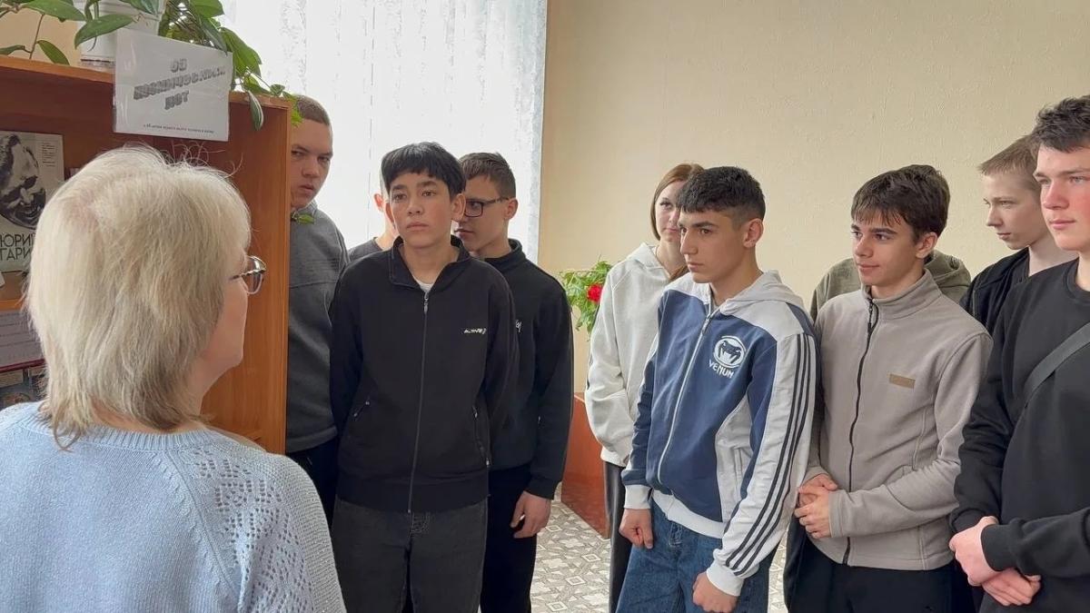 Книжная выставка "65 космических лет" приглашает в мир звезд! Фото 3