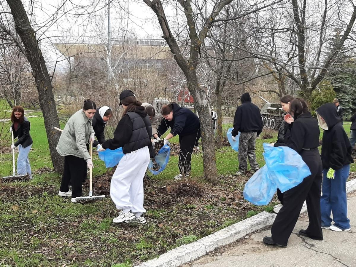 Субботник в городском «Парке Победы» Фото 1