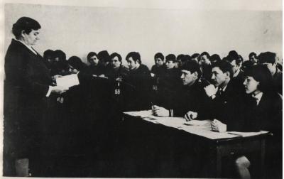 Профессор А.П. Бирюкова читает лекцию. СИМСХ. 1952 год