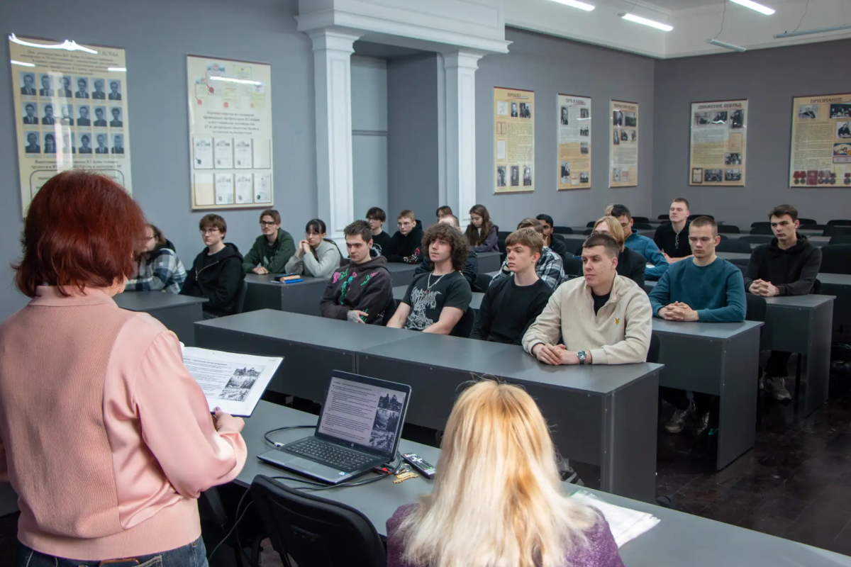 В Вавиловском университете прошел открытый диалог-лекторий ко Дню памяти жертв геноцида советского народа в годы ВОВ Фото 8