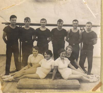 Гимнасты СХИ 1937 г. 1й слева студент Малявин Н.А.