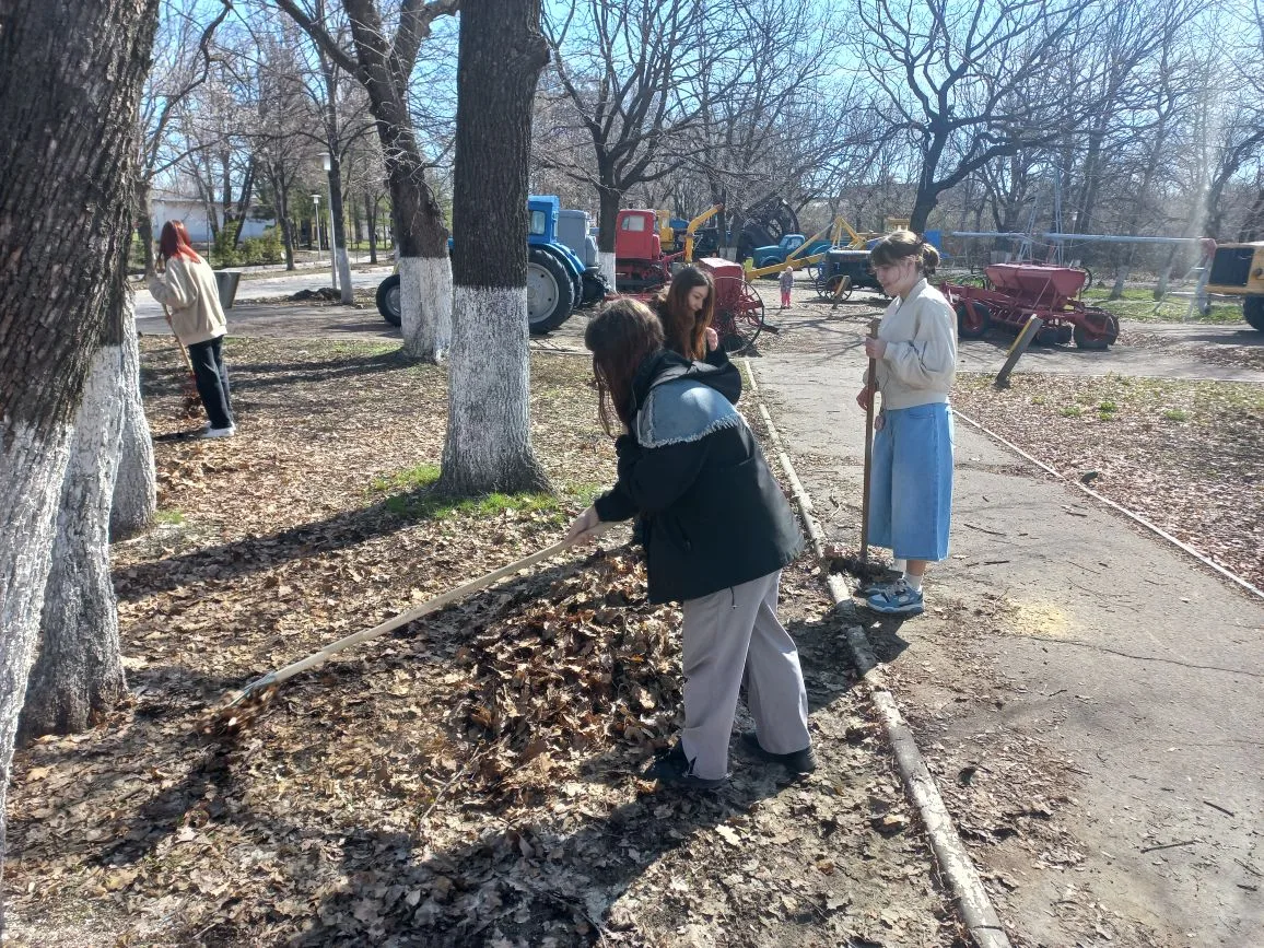 Субботник в Парке Победы: вклад студентов Финансово‑технологического колледжа Фото 3
