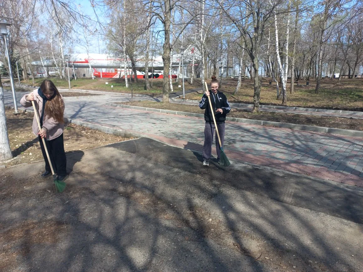 Субботник в Парке Победы: вклад студентов Финансово‑технологического колледжа Фото 4