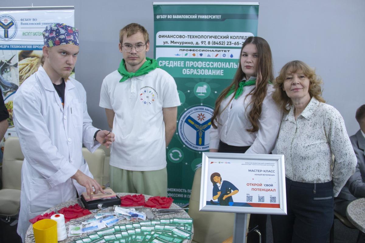 Вавиловский университет представил выставочную экспозицию на Всероссийской ярмарке трудоустройства Фото 3