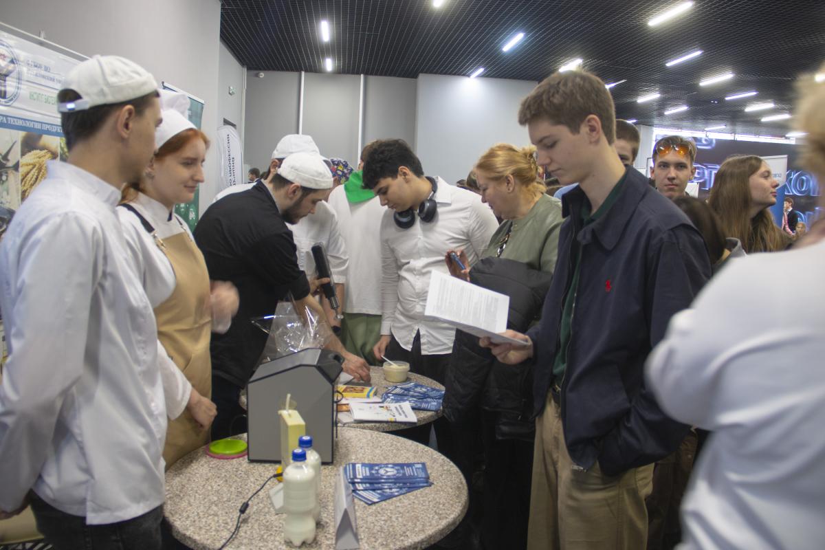 Вавиловский университет представил выставочную экспозицию на Всероссийской ярмарке трудоустройства Фото 8