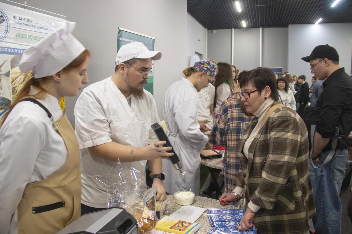 Вавиловский университет представил выставочную экспозицию на Всероссийской ярмарке трудоустройства Фото 13