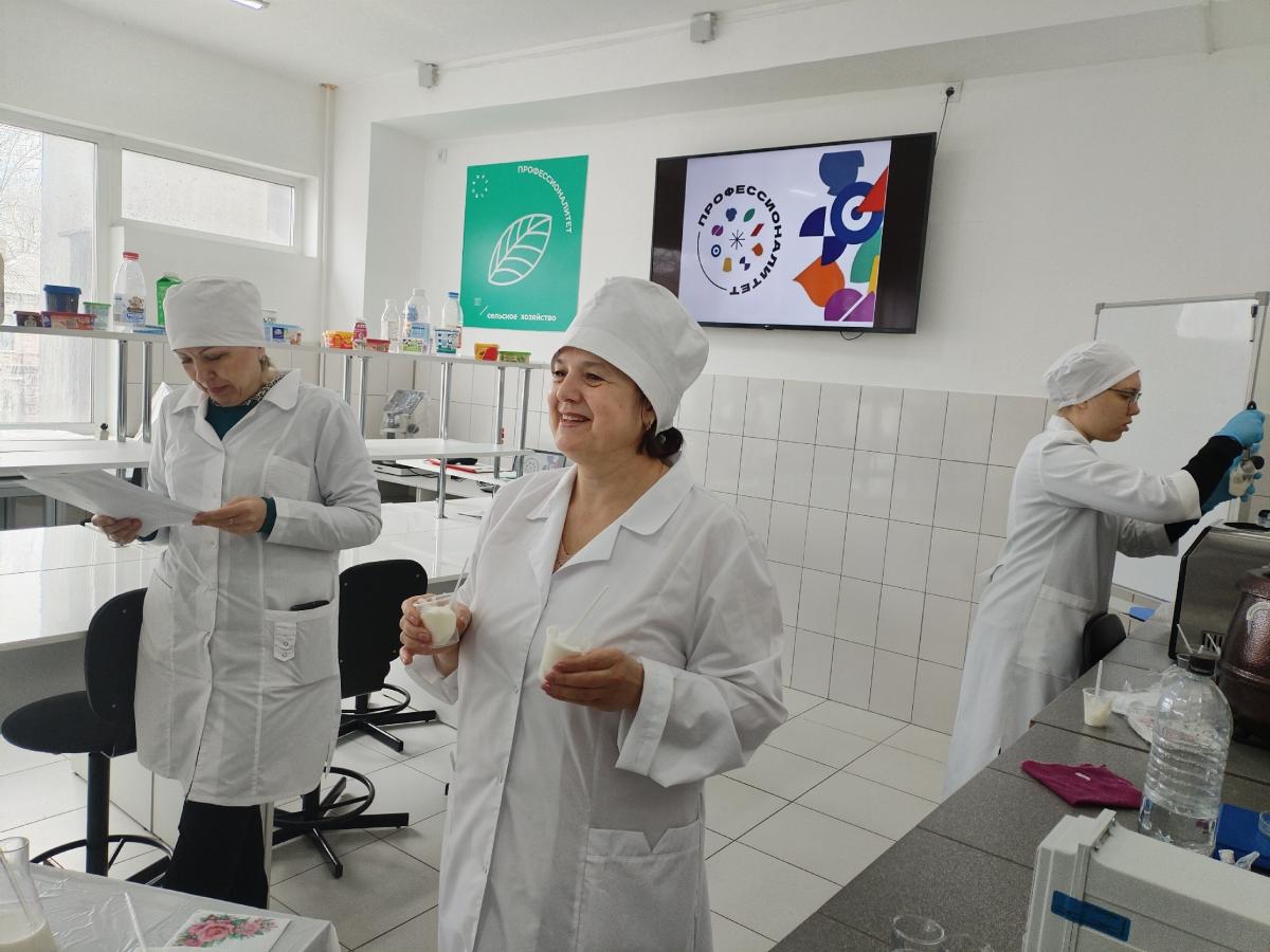 Качество на пробу: в рамках Единого дня открытых дверей прошел мастер-класс по проверке молока
