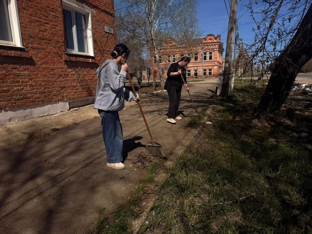 Субботник в Пугачевском филиале Фото 9