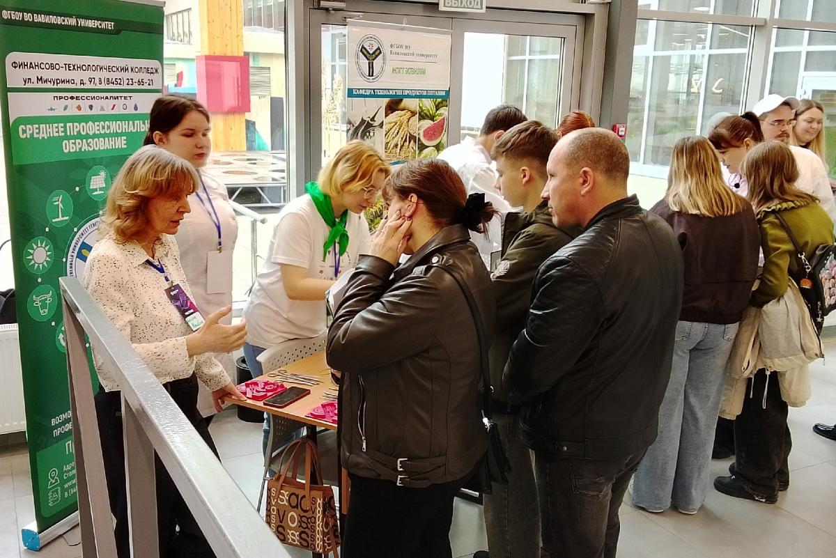 Амбассадоры Профессионалитета - участники образовательной выставки «Навигатор поступления» Фото 2