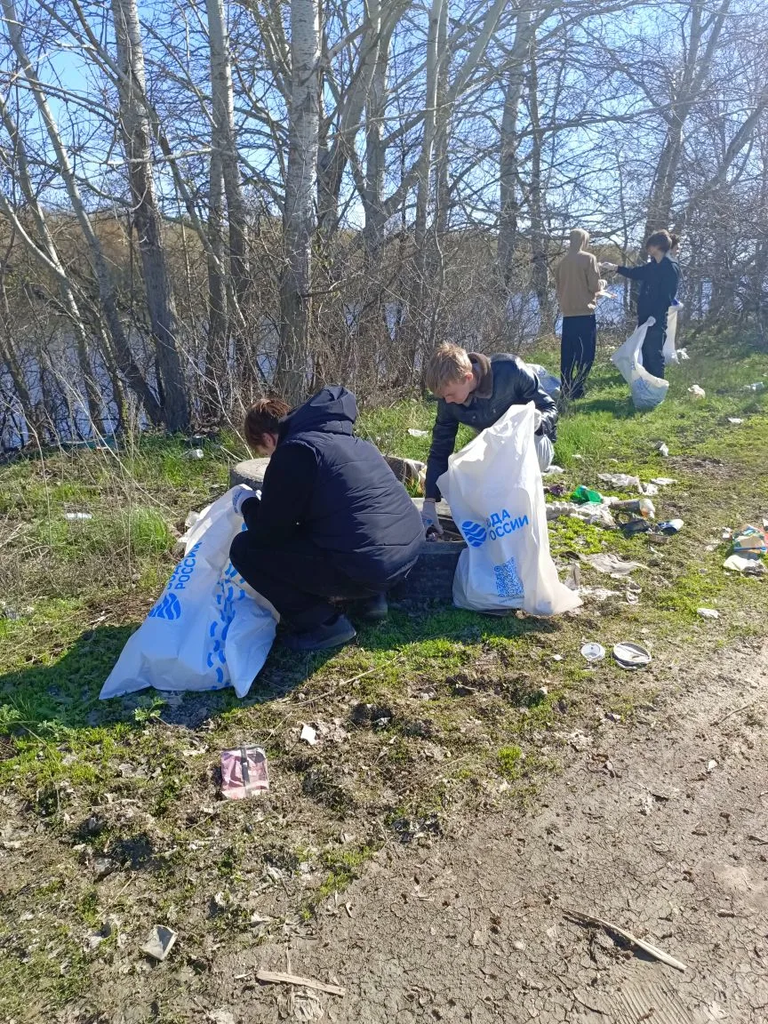 Студенты Пугачёвского филиала благоустроили берег реки Большой Иргиз Фото 4