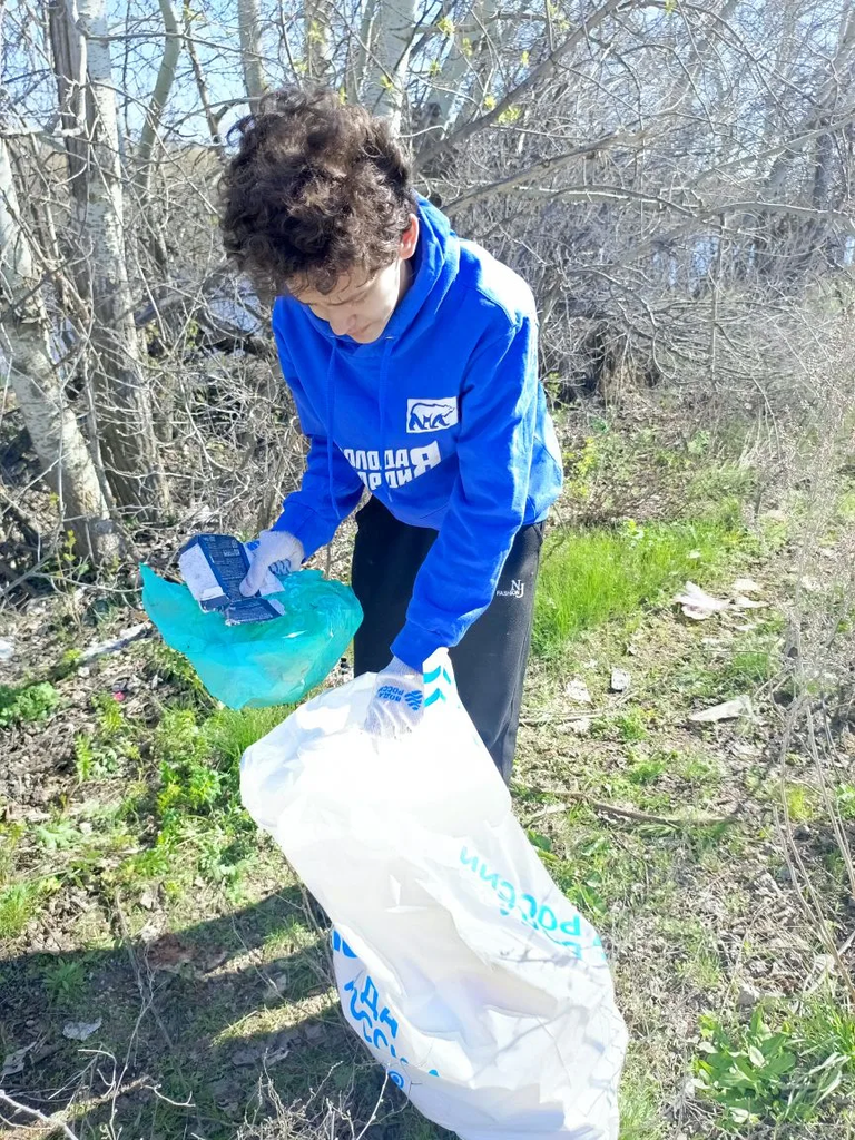 Студенты Пугачёвского филиала благоустроили берег реки Большой Иргиз Фото 5