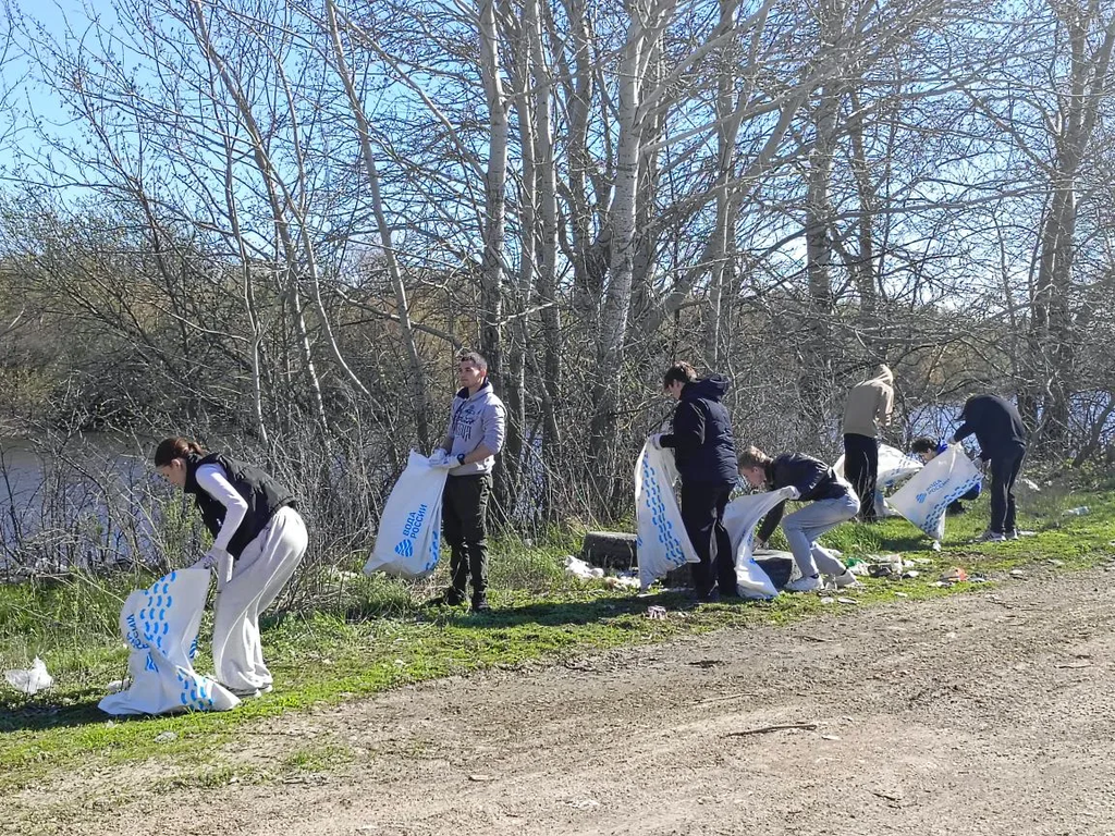 Студенты Пугачёвского филиала благоустроили берег реки Большой Иргиз Фото 6