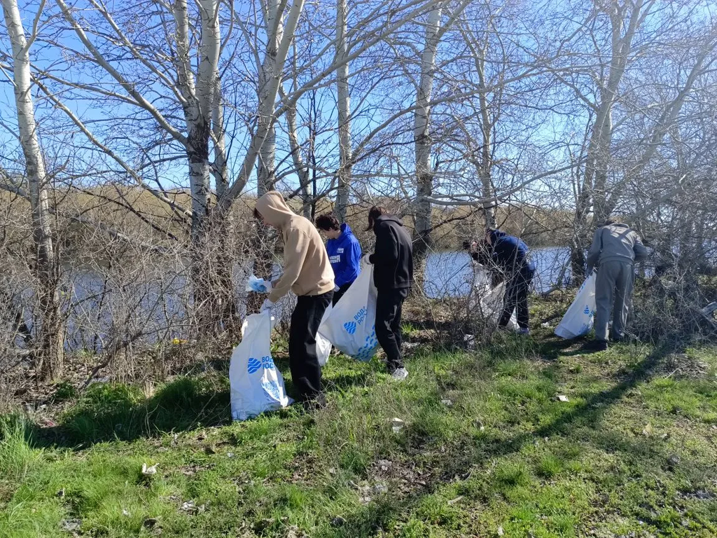 Студенты Пугачёвского филиала благоустроили берег реки Большой Иргиз Фото 8