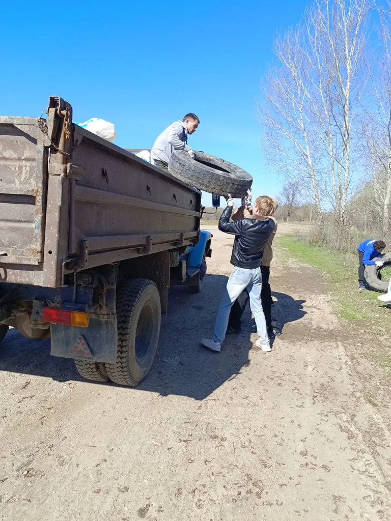 Студенты Пугачёвского филиала благоустроили берег реки Большой Иргиз Фото 9