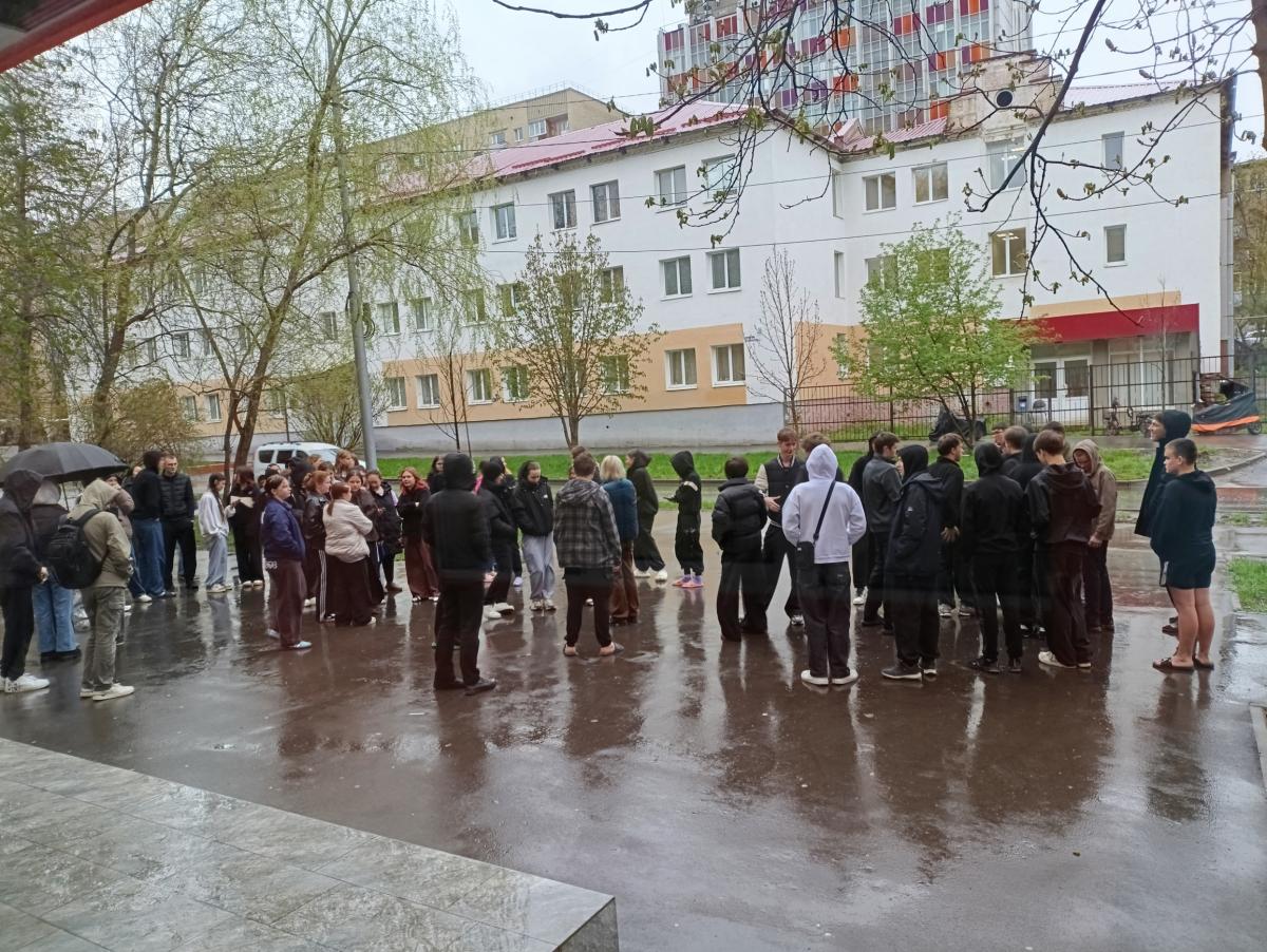 Отработка действий студентов колледжа при возможном возникновении пожара в общежитии Фото 1