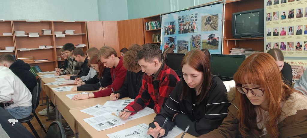 Обучающиеся Пугачевского филиала приняли участие  в Диктанте Победы Фото 4