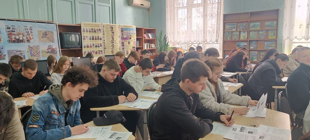 Обучающиеся Пугачевского филиала приняли участие  в Диктанте Победы Фото 7